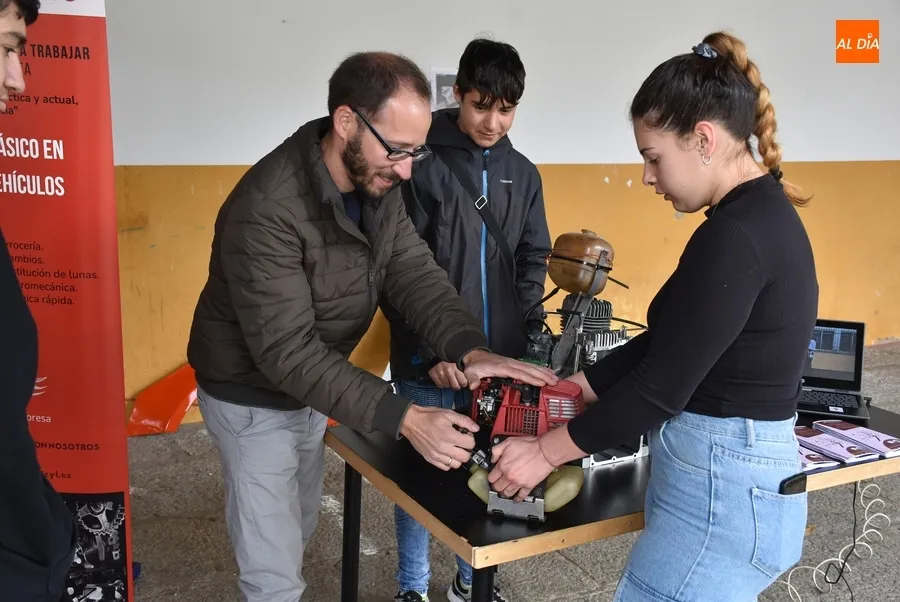 Foto 6 - Los IES promocionan su oferta de Formaci&oacute;n Profesional con catapulta incluida