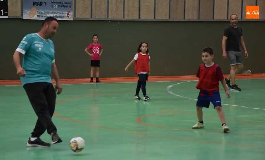 Foto 2 - Los prebenjamines y benjamines del III Columnas cierran la temporada jugando contra sus familiares