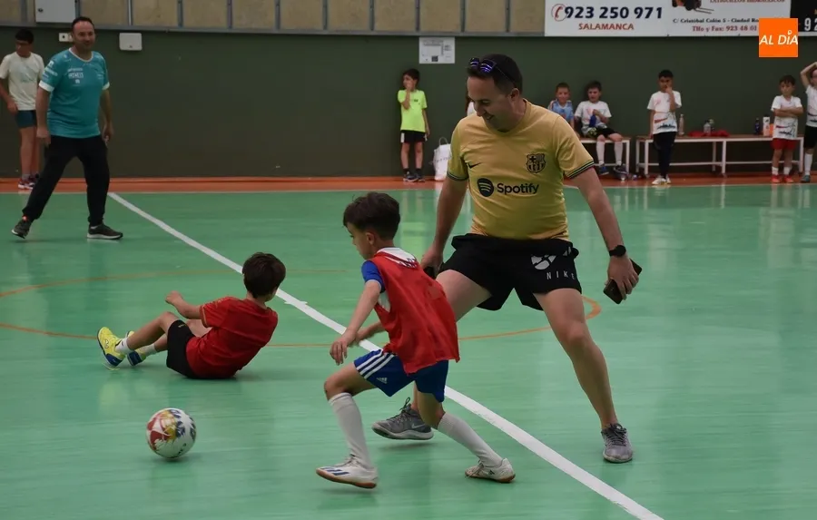 Foto 3 - Los prebenjamines y benjamines del III Columnas cierran la temporada jugando contra sus familiares