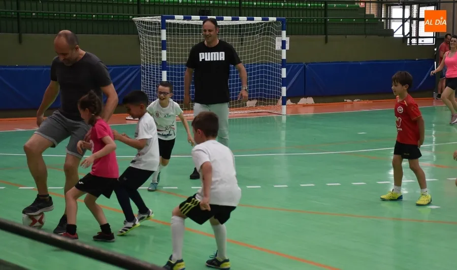 Foto 4 - Los prebenjamines y benjamines del III Columnas cierran la temporada jugando contra sus familiares
