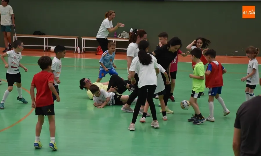 Foto 5 - Los prebenjamines y benjamines del III Columnas cierran la temporada jugando contra sus familiares