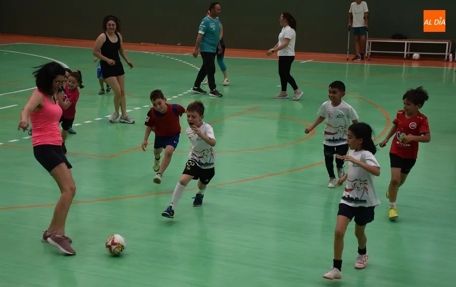 Foto 6 - Los prebenjamines y benjamines del III Columnas cierran la temporada jugando contra sus familiares