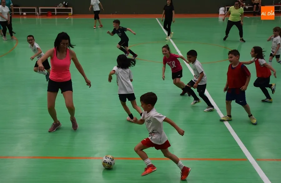 Foto 7 - Los prebenjamines y benjamines del III Columnas cierran la temporada jugando contra sus familiares