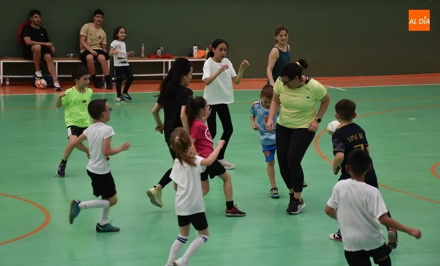 Foto 8 - Los prebenjamines y benjamines del III Columnas cierran la temporada jugando contra sus familiares
