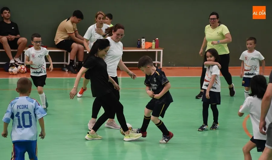 Foto 9 - Los prebenjamines y benjamines del III Columnas cierran la temporada jugando contra sus familiares
