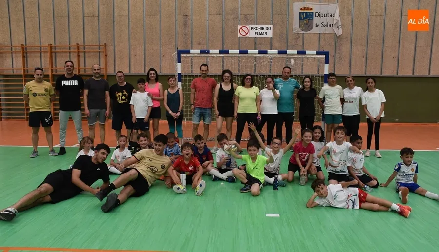 Foto 11 - Los prebenjamines y benjamines del III Columnas cierran la temporada jugando contra sus familiares