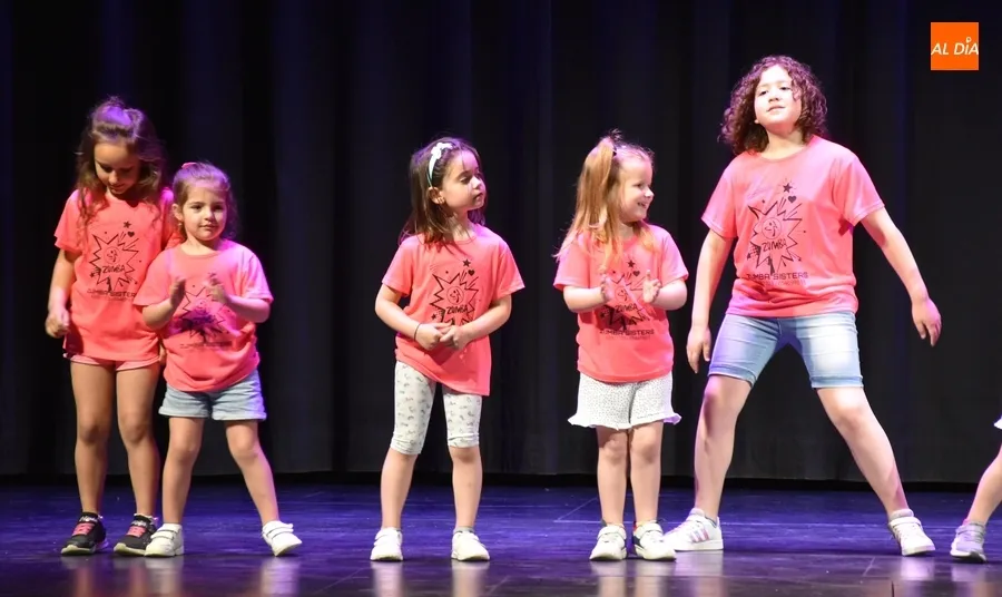 Foto 2 - Arranca el carrusel de espect&aacute;culos de fin de curso con zumba, sevillanas y m&uacute;sica coral