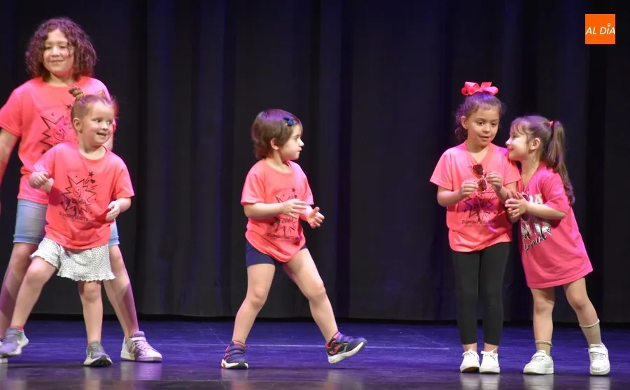 Foto 3 - Arranca el carrusel de espect&aacute;culos de fin de curso con zumba, sevillanas y m&uacute;sica coral