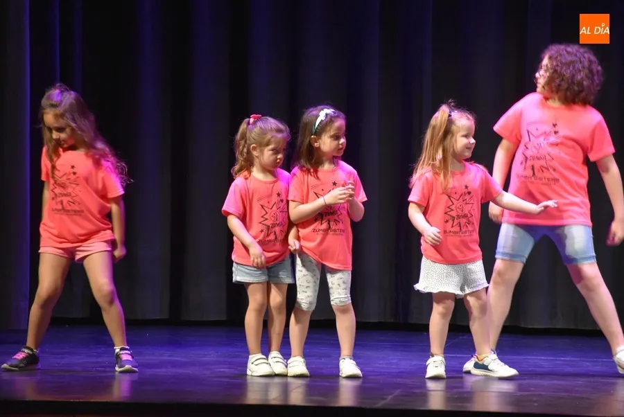 Foto 4 - Arranca el carrusel de espect&aacute;culos de fin de curso con zumba, sevillanas y m&uacute;sica coral