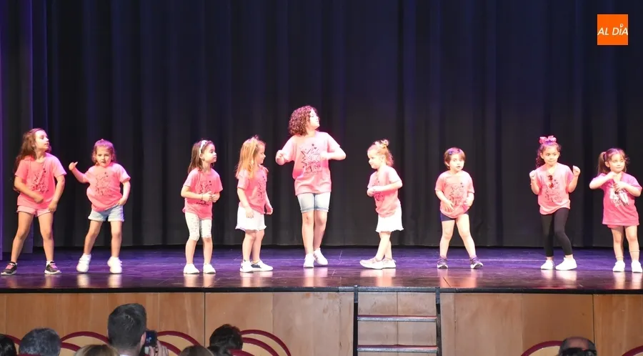 Foto 6 - Arranca el carrusel de espect&aacute;culos de fin de curso con zumba, sevillanas y m&uacute;sica coral