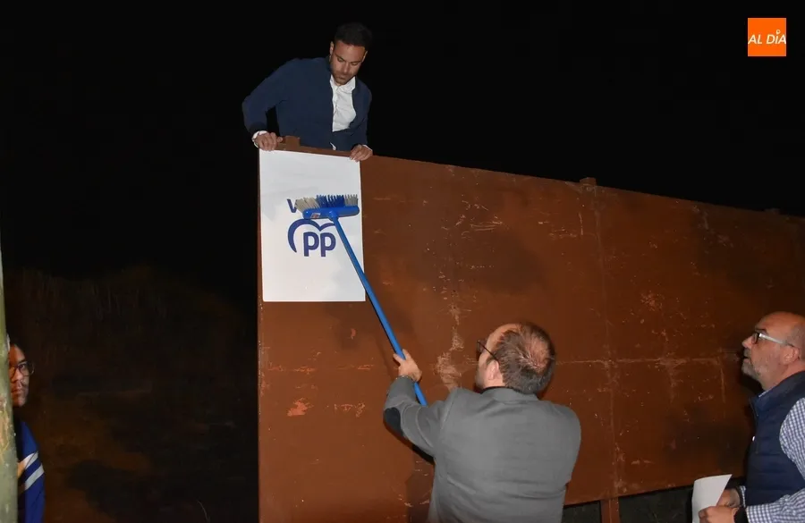 Foto 2 - Concurrida noche de pegada de carteles bajo la luna llena en Ciudad Rodrigo