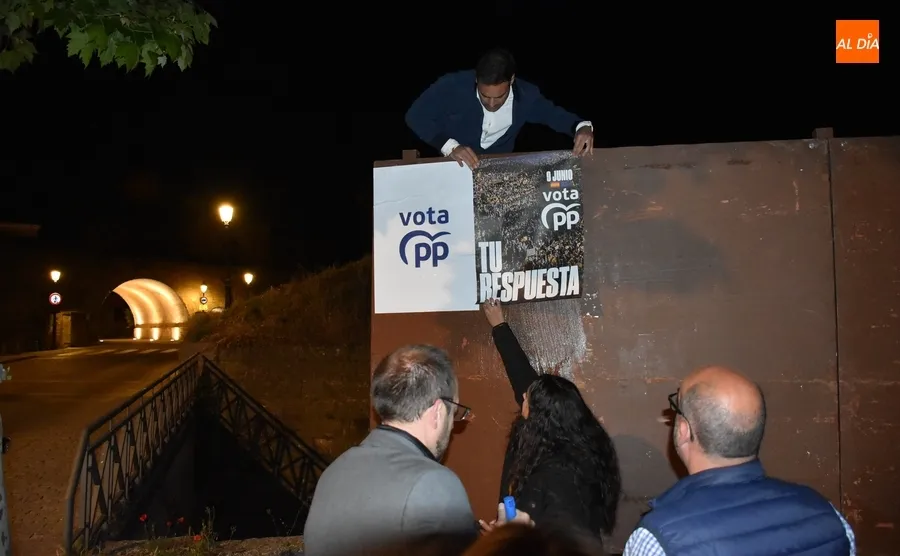 Foto 3 - Concurrida noche de pegada de carteles bajo la luna llena en Ciudad Rodrigo