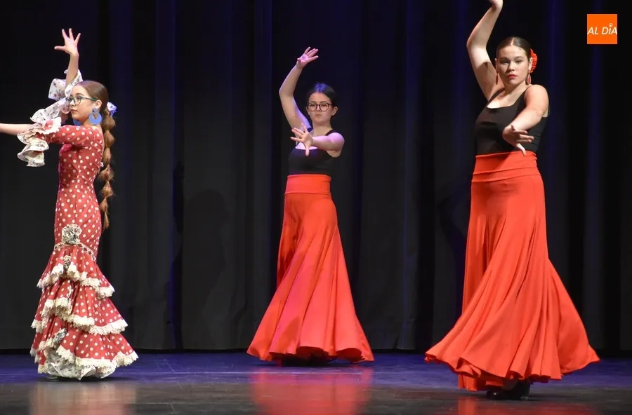 Foto 9 - Arranca el carrusel de espect&aacute;culos de fin de curso con zumba, sevillanas y m&uacute;sica coral