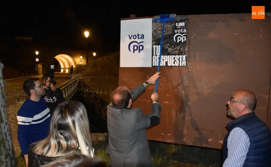 Foto 4 - Concurrida noche de pegada de carteles bajo la luna llena en Ciudad Rodrigo