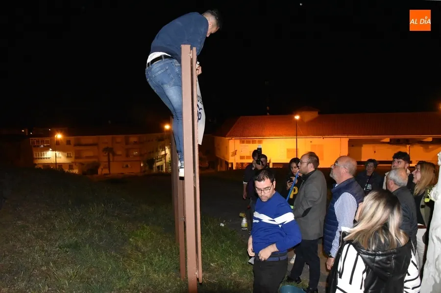 Foto 5 - Concurrida noche de pegada de carteles bajo la luna llena en Ciudad Rodrigo