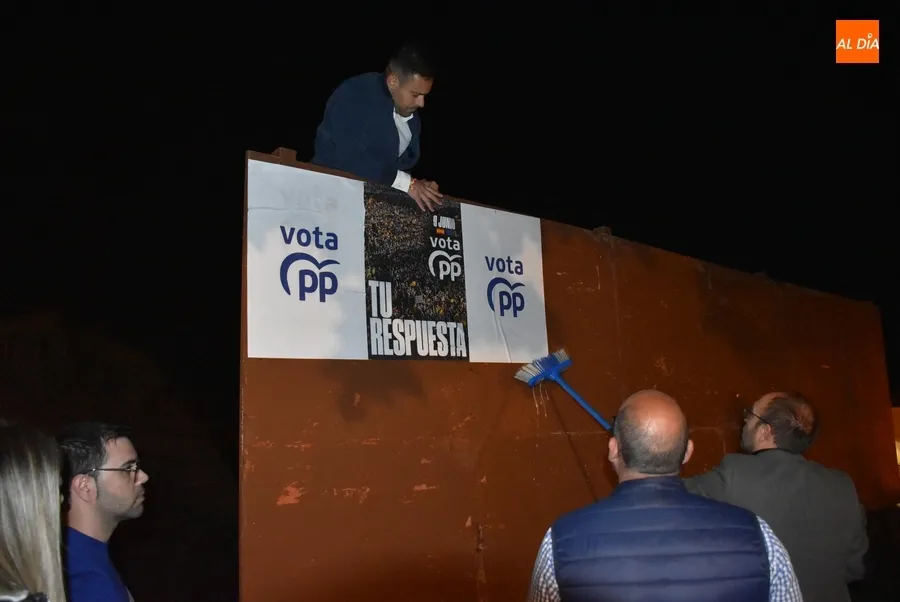 Foto 6 - Concurrida noche de pegada de carteles bajo la luna llena en Ciudad Rodrigo