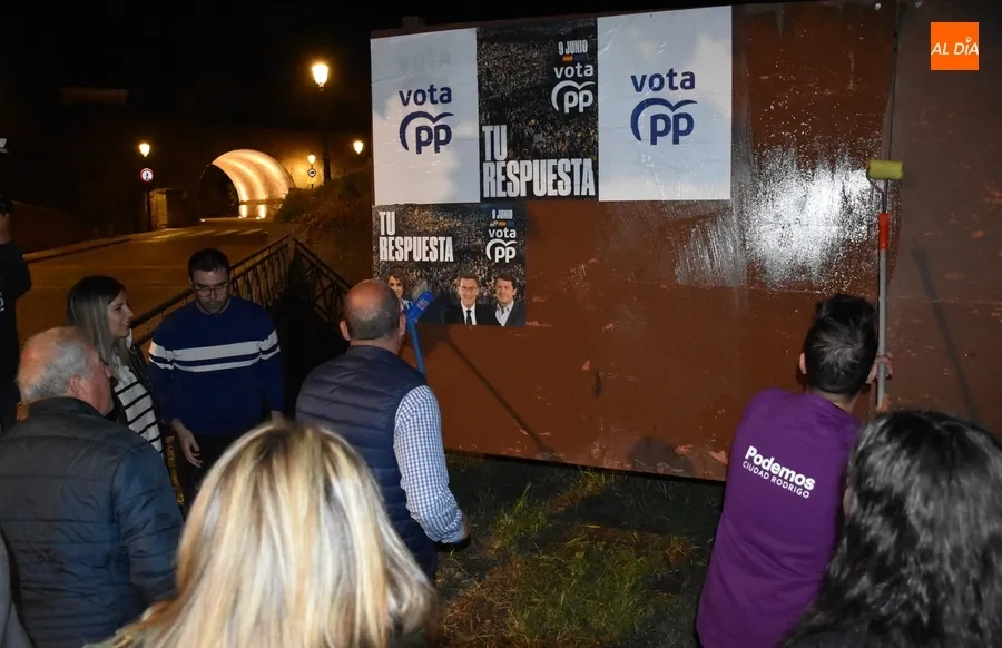 Foto 7 - Concurrida noche de pegada de carteles bajo la luna llena en Ciudad Rodrigo