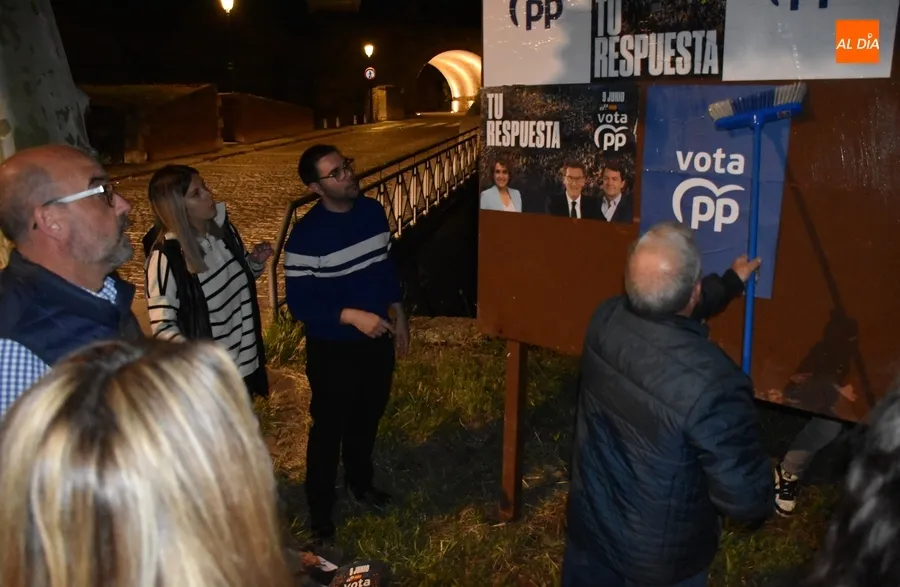 Foto 8 - Concurrida noche de pegada de carteles bajo la luna llena en Ciudad Rodrigo