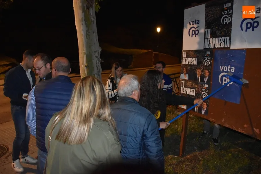 Foto 9 - Concurrida noche de pegada de carteles bajo la luna llena en Ciudad Rodrigo
