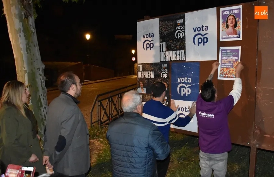 Foto 10 - Concurrida noche de pegada de carteles bajo la luna llena en Ciudad Rodrigo