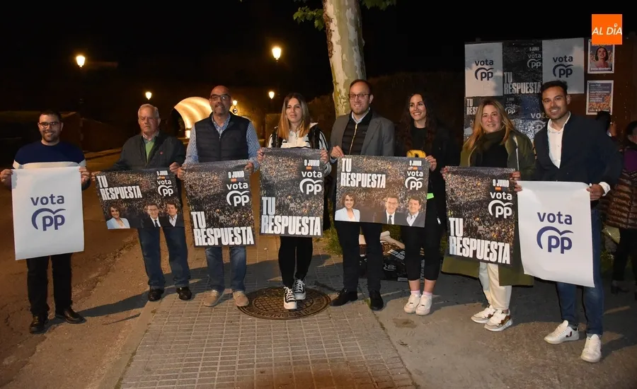 Foto 11 - Concurrida noche de pegada de carteles bajo la luna llena en Ciudad Rodrigo