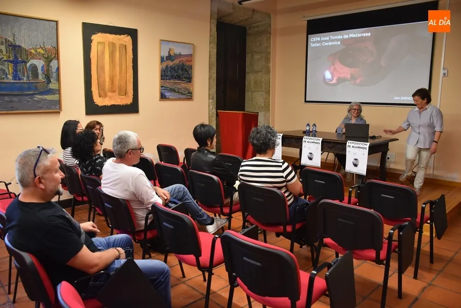 Foto 2 - Ana Isabel Jim&eacute;nez explica la evoluci&oacute;n hist&oacute;rica de las lucernas