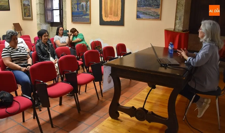 Foto 4 - Ana Isabel Jim&eacute;nez explica la evoluci&oacute;n hist&oacute;rica de las lucernas