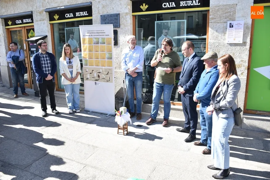 Foto 2 - Instalada en la Plaza Mayor la Stolperstein en recuerdo de Tom&aacute;s Calleja Juanes