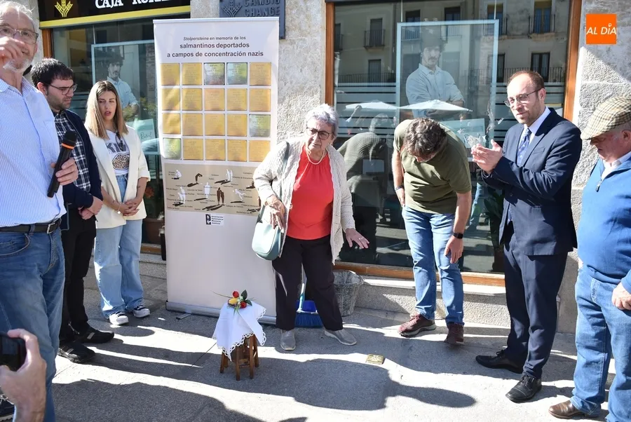 Foto 7 - Instalada en la Plaza Mayor la Stolperstein en recuerdo de Tom&aacute;s Calleja Juanes