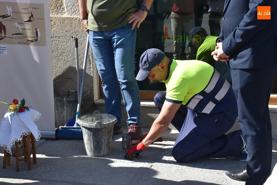 Foto 8 - Instalada en la Plaza Mayor la Stolperstein en recuerdo de Tom&aacute;s Calleja Juanes