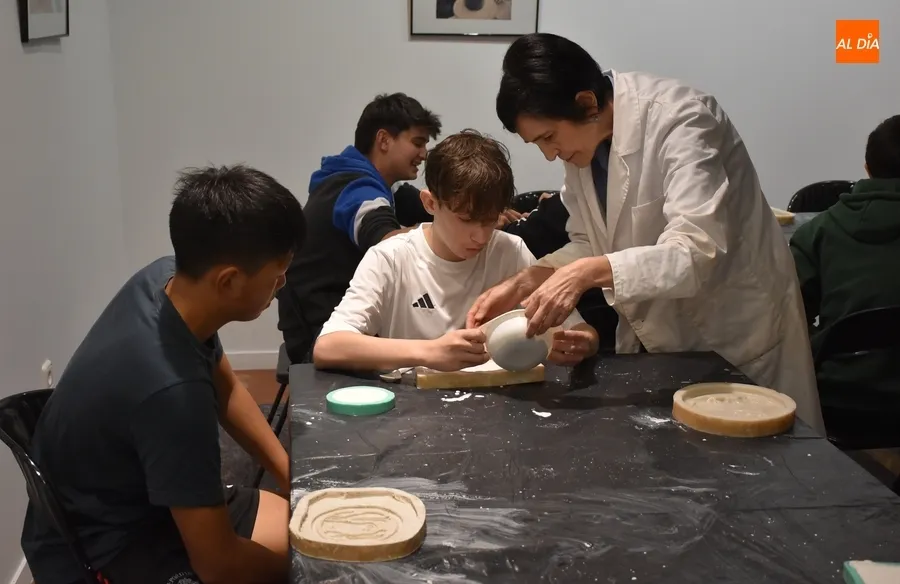 Foto 6 - Completados los talleres para escolares al hilo de la exposici&oacute;n de los alumnos de Cer&aacute;mica