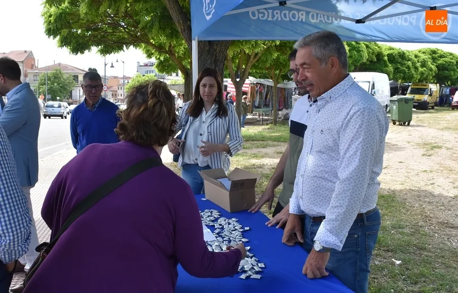 Foto 2 - El mercadillo sabatino se ampl&iacute;a con los stands electorales de PP y PSOE