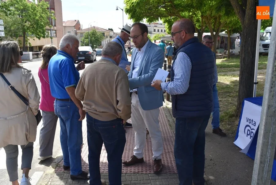 Foto 3 - El mercadillo sabatino se ampl&iacute;a con los stands electorales de PP y PSOE