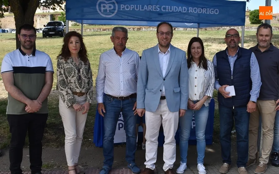 Foto 4 - El mercadillo sabatino se ampl&iacute;a con los stands electorales de PP y PSOE