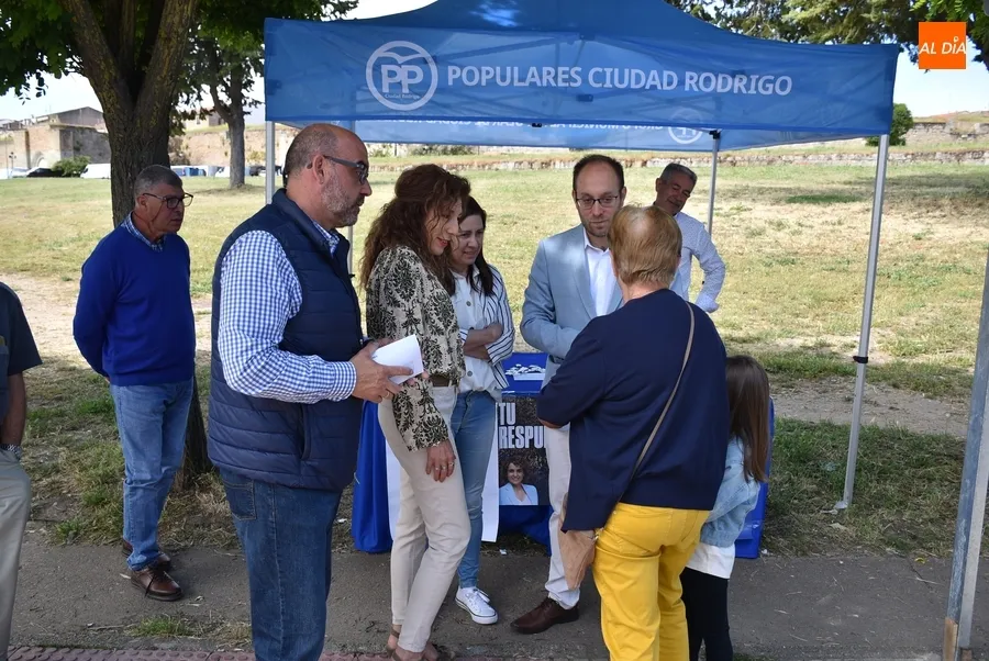 Foto 5 - El mercadillo sabatino se ampl&iacute;a con los stands electorales de PP y PSOE