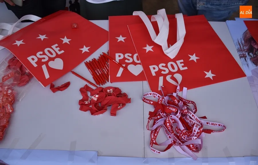 Foto 6 - El mercadillo sabatino se ampl&iacute;a con los stands electorales de PP y PSOE