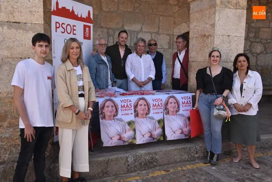 Foto 8 - El mercadillo sabatino se ampl&iacute;a con los stands electorales de PP y PSOE