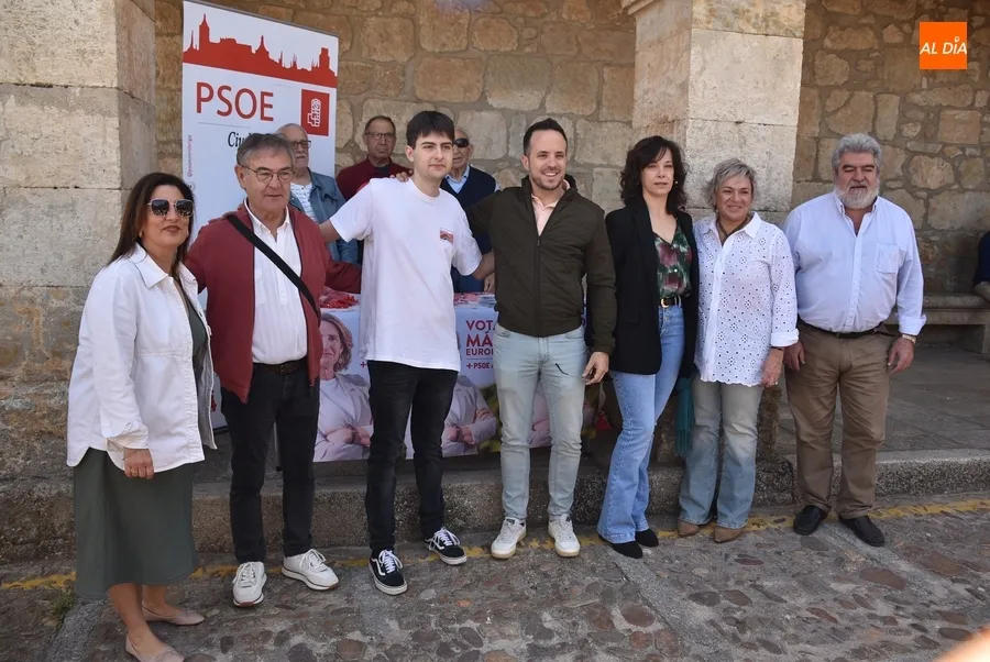 Foto 9 - El mercadillo sabatino se ampl&iacute;a con los stands electorales de PP y PSOE