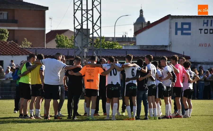 Foto 2 - Adri&aacute;n Fraile es manteado dentro de una fiesta sobre el c&eacute;sped con doble camiseta de Campeones