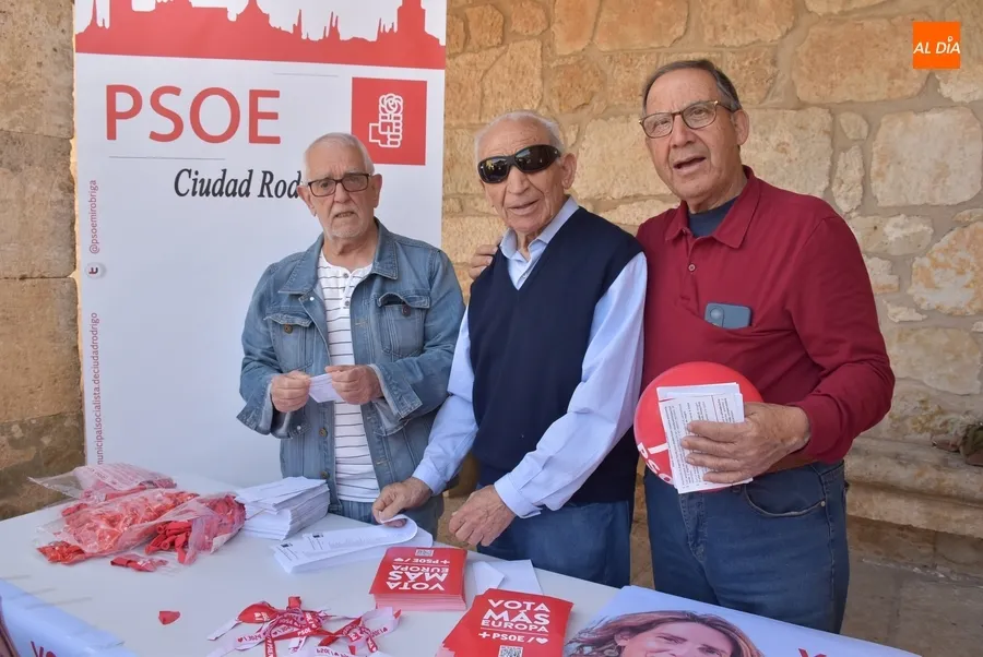 Foto 10 - El mercadillo sabatino se ampl&iacute;a con los stands electorales de PP y PSOE