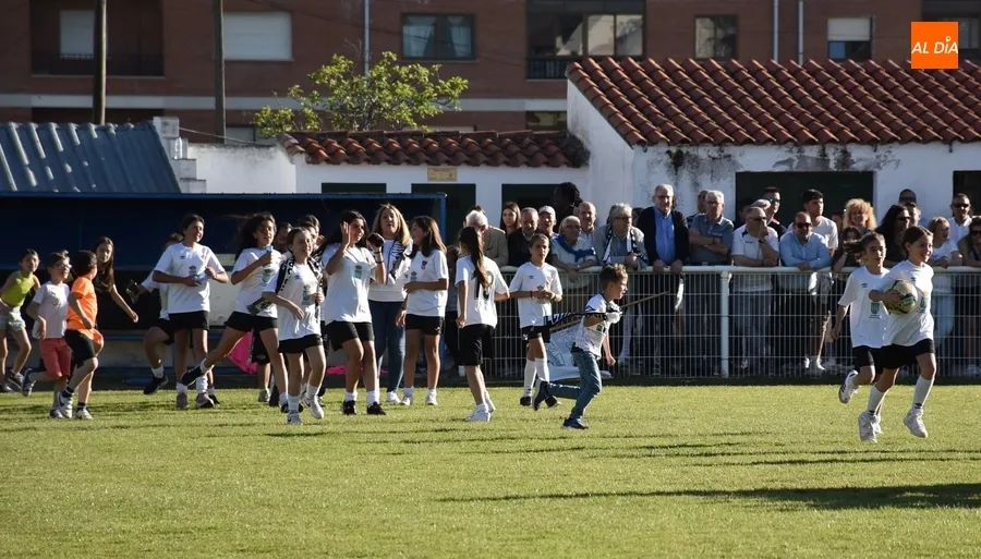 Foto 3 - Adri&aacute;n Fraile es manteado dentro de una fiesta sobre el c&eacute;sped con doble camiseta de Campeones