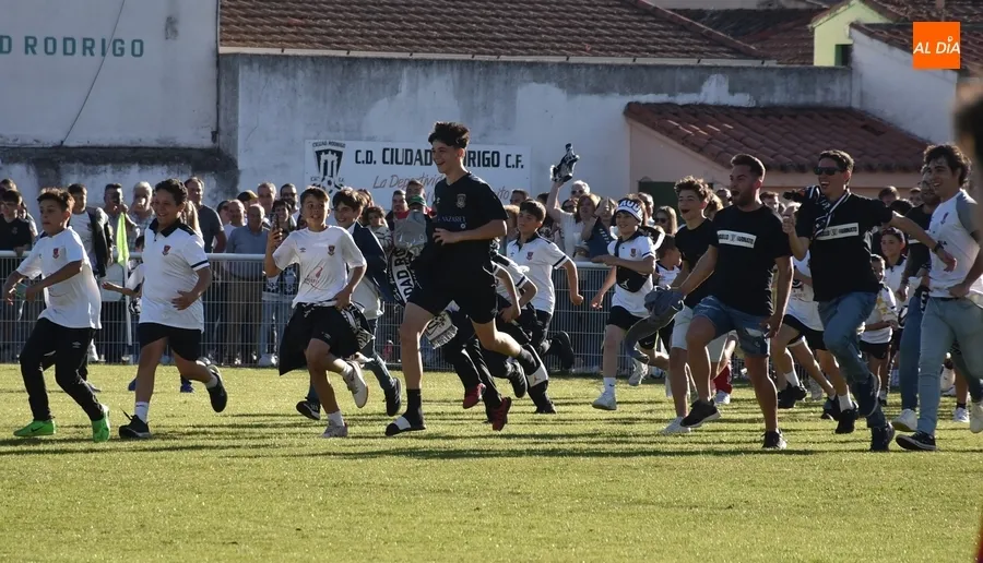 Foto 4 - Adri&aacute;n Fraile es manteado dentro de una fiesta sobre el c&eacute;sped con doble camiseta de Campeones