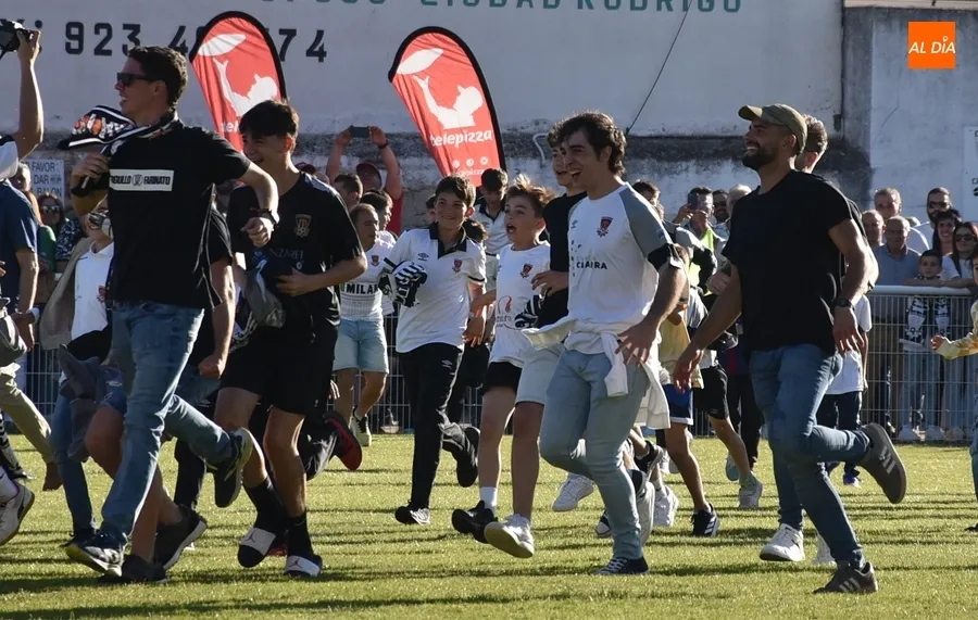 Foto 5 - Adri&aacute;n Fraile es manteado dentro de una fiesta sobre el c&eacute;sped con doble camiseta de Campeones
