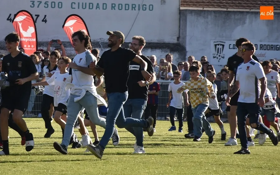 Foto 6 - Adri&aacute;n Fraile es manteado dentro de una fiesta sobre el c&eacute;sped con doble camiseta de Campeones