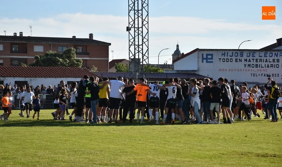 Foto 7 - Adri&aacute;n Fraile es manteado dentro de una fiesta sobre el c&eacute;sped con doble camiseta de Campeones