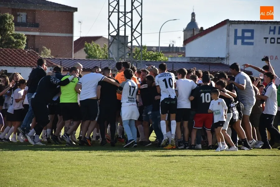 Foto 8 - Adri&aacute;n Fraile es manteado dentro de una fiesta sobre el c&eacute;sped con doble camiseta de Campeones