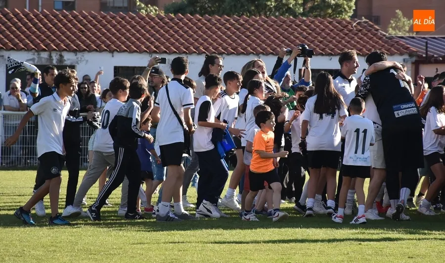 Foto 9 - Adri&aacute;n Fraile es manteado dentro de una fiesta sobre el c&eacute;sped con doble camiseta de Campeones