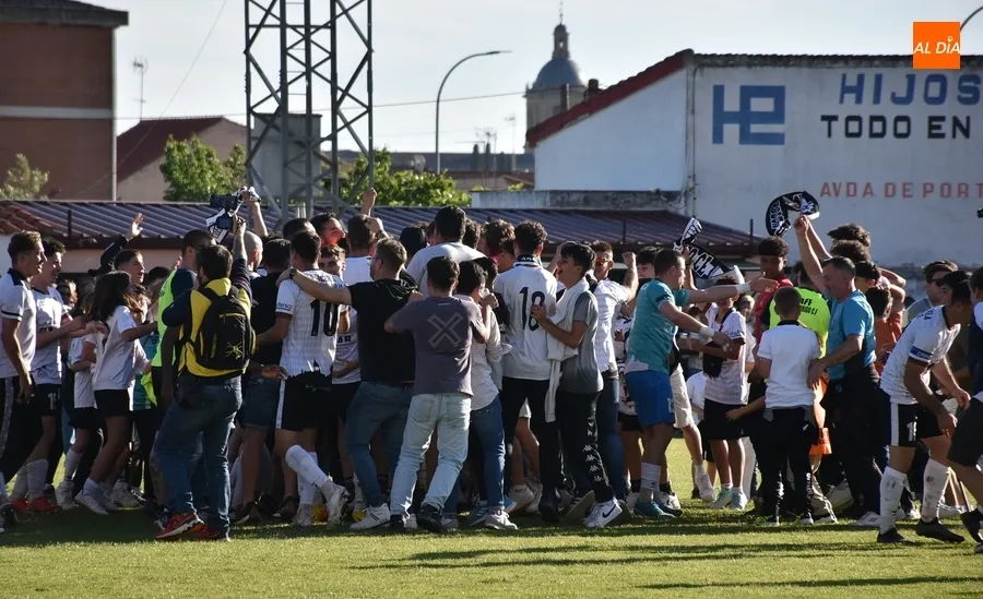 Foto 10 - Adri&aacute;n Fraile es manteado dentro de una fiesta sobre el c&eacute;sped con doble camiseta de Campeones