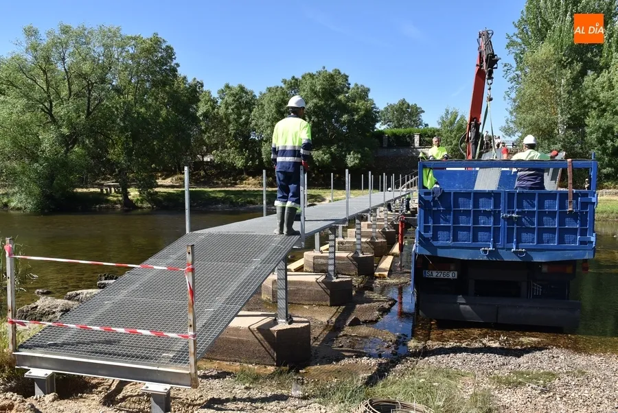 Foto 2 - Pistoletazo de salida al verano 2024 con la instalaci&oacute;n de la pasarela