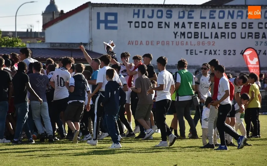 Foto 11 - Adri&aacute;n Fraile es manteado dentro de una fiesta sobre el c&eacute;sped con doble camiseta de Campeones